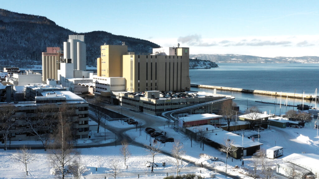 This Norwegian factory uses a large heat pump as part of its process making animal feed. Photo: NOVAP
